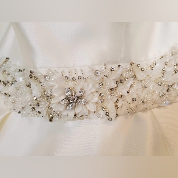 Mikado silk wedding dress NWOT - Picture 3 of 10